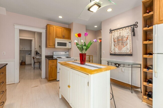 Building Photo - 160 Wibird St