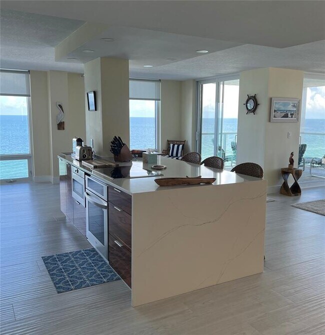 Building Photo - 2425 Gulf of Mexico Dr