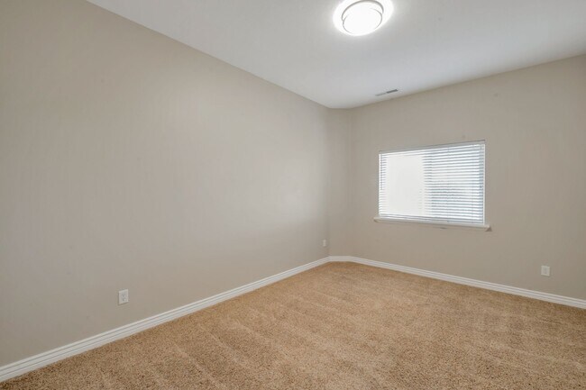 Building Photo - 8961 N Cottage Cyn Dr