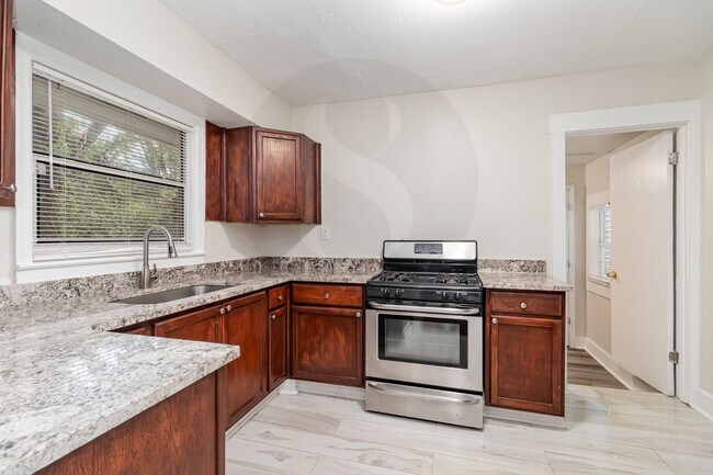 Building Photo - Charming 3BR/1BA Ranch Home with Fenced Backyard & Screened Porch