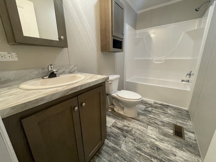 Building Photo - 38039 Leverette Ave