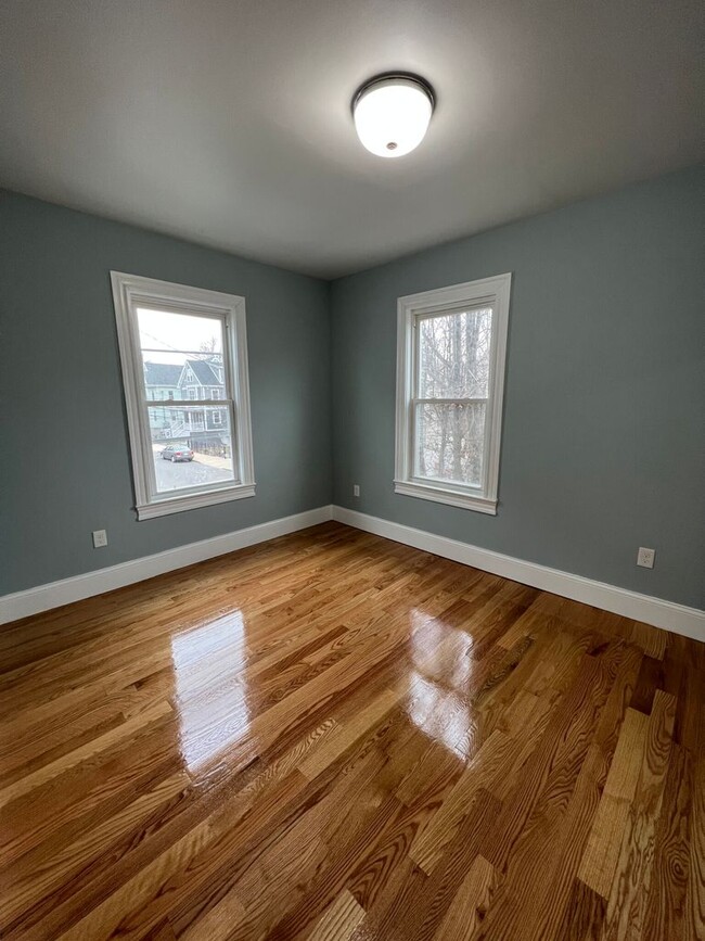 Building Photo - Large 2 Bedrooms Plus a Bonus Room. 2 Full...