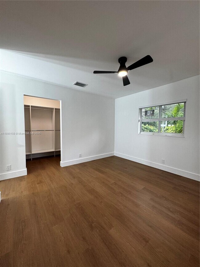 Building Photo - 1460 SW 24th Ct