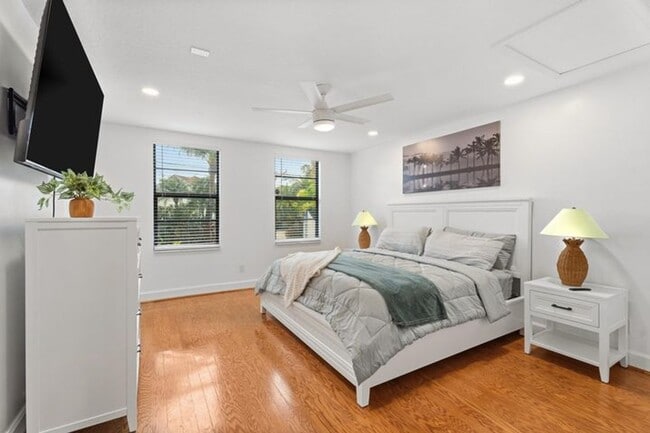 Building Photo - 114 S Lake Dr