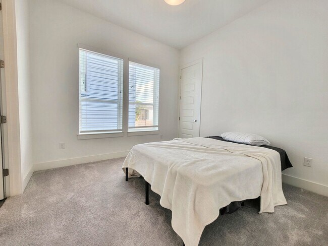 Building Photo - Spacious & Modern 3BR 2.5/BA Home with Lar...