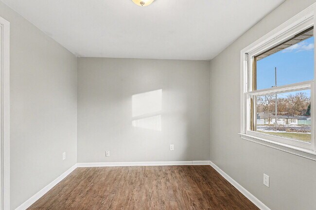 Building Photo - 2 Bedroom Newly Updated Apartment Rental - $950.Month