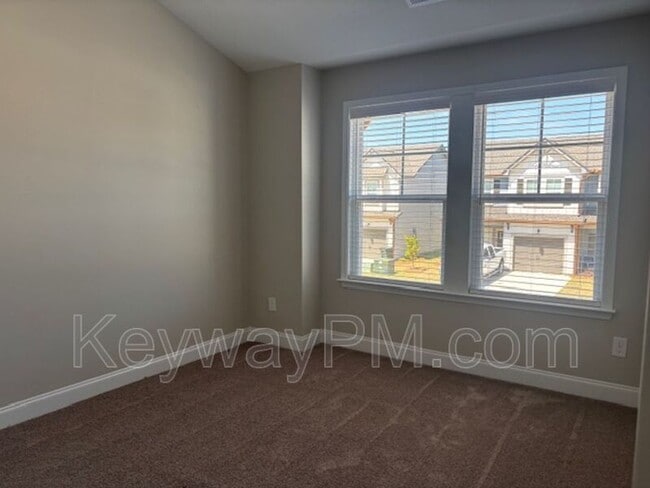 Building Photo - 3015 Venetian Dr