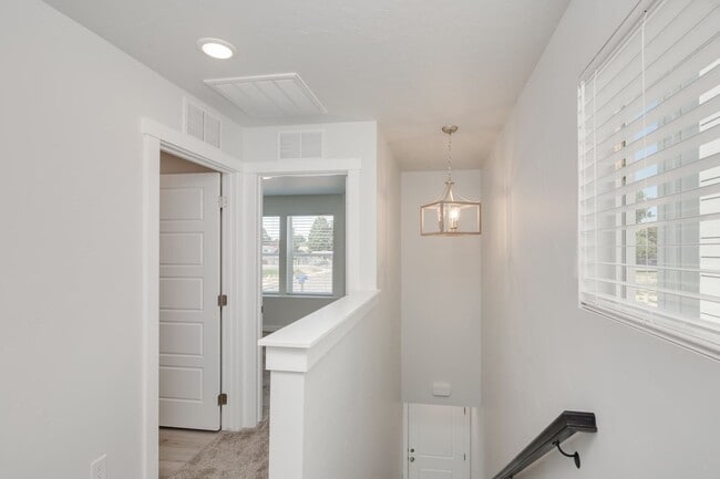 Building Photo - 2 Bedroom Cottage Now Available!