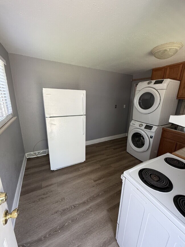 Building Photo - Freshly Updated 1-Bedroom Apartment in Denver – Move-In Ready!
