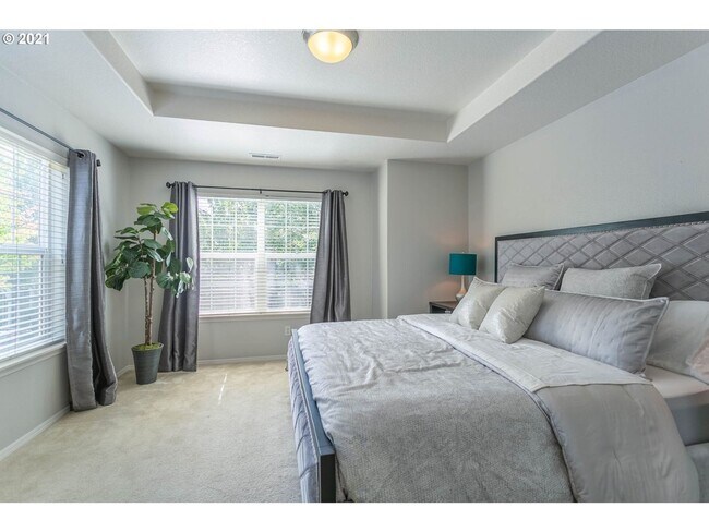 Building Photo - Beautiful 3 bedroom Home with Large Living...