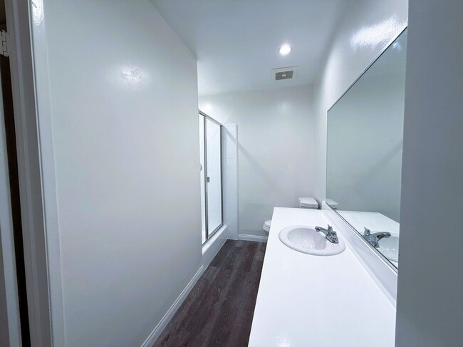 Building Photo - 525 Fischer, 1