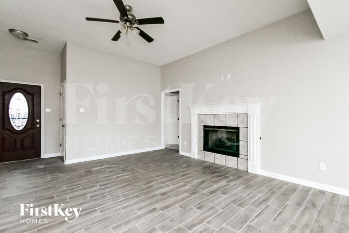 Building Photo - 275 Kings Dr