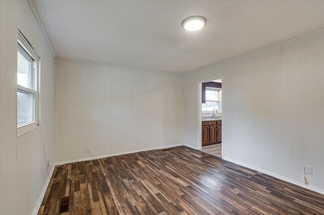 Building Photo - 2000 Milne St