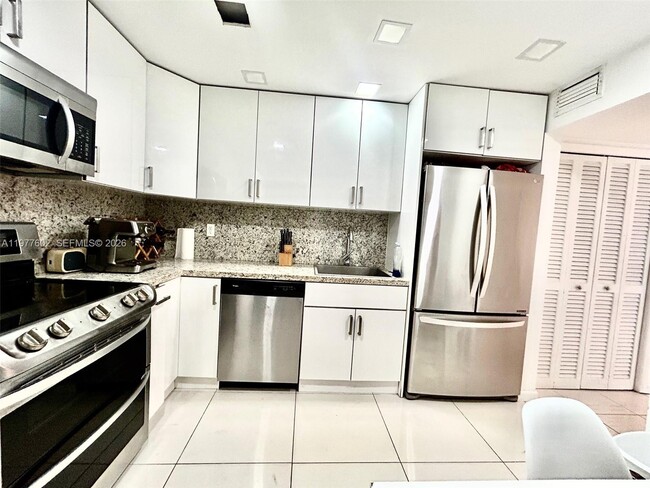 Building Photo - 9500 W Bay Harbor Dr