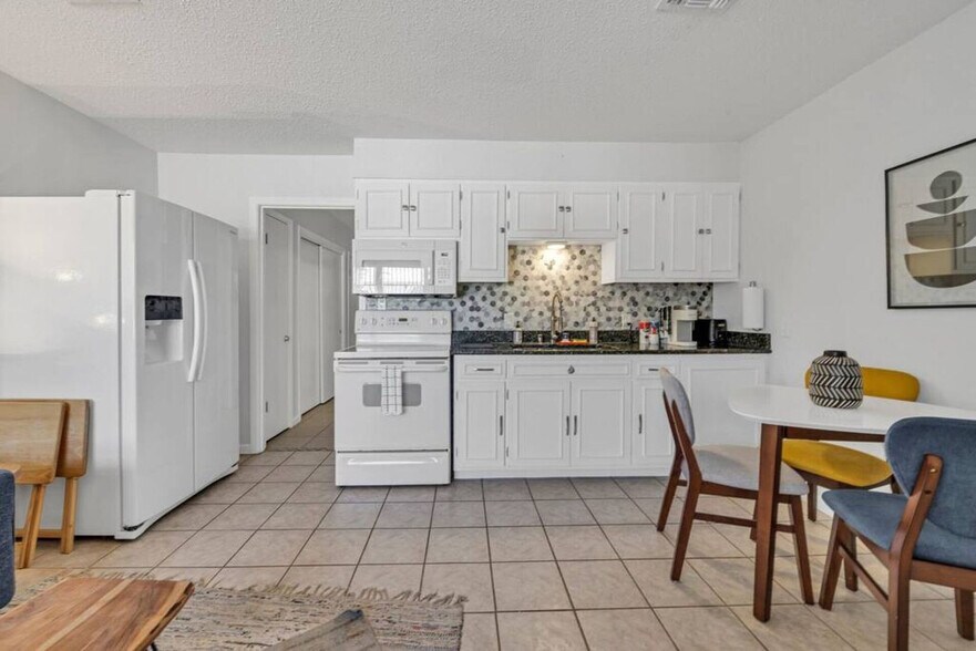 Building Photo - 302 Santa Rosa Blvd