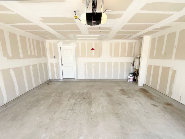 Building Photo - Beautiful like-new 3 bed | 2 bath home - Amazing community amenities!