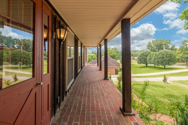 Building Photo - Single Family Home on almost an acre, 4 be...