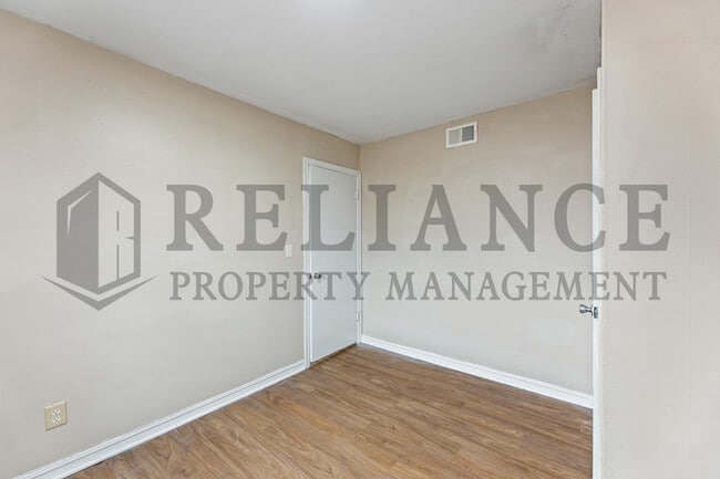 Building Photo - 2908 S Glenn Ave