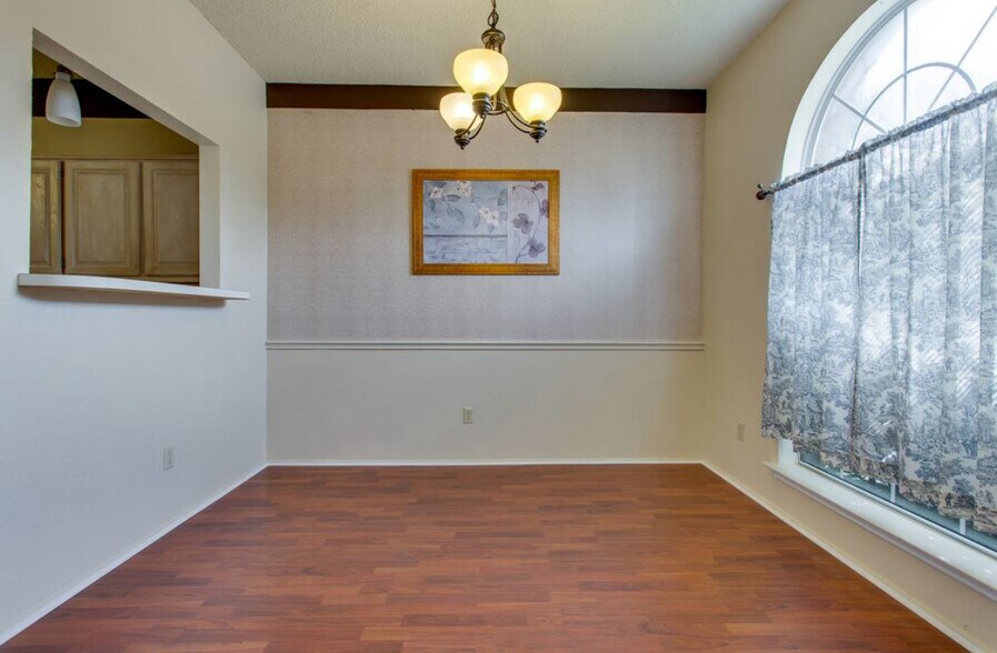Building Photo - 807 Burr Oak Dr