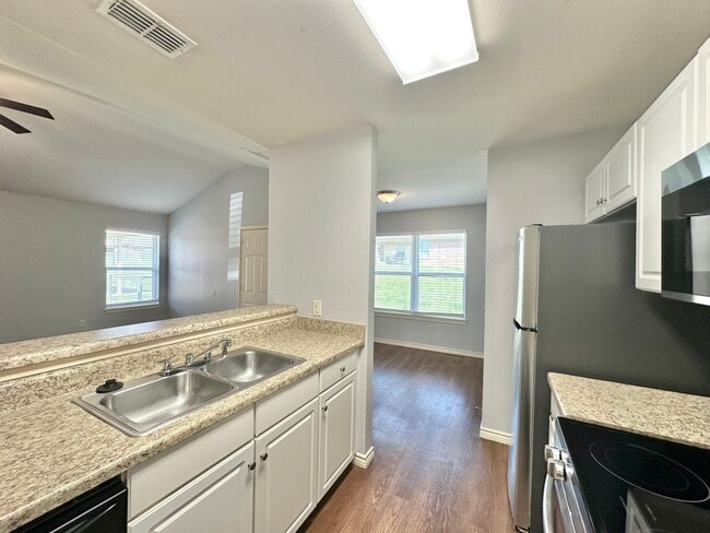 Building Photo - Tour Today! 2 Bedroom 2 Bath at Mansion Creek! Chapel Hill ISD!