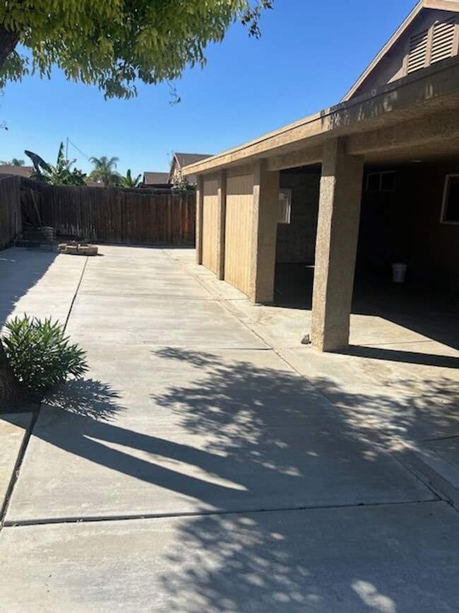 Building Photo - Available Now - 3-Bedroom, 2-Bath Home for...