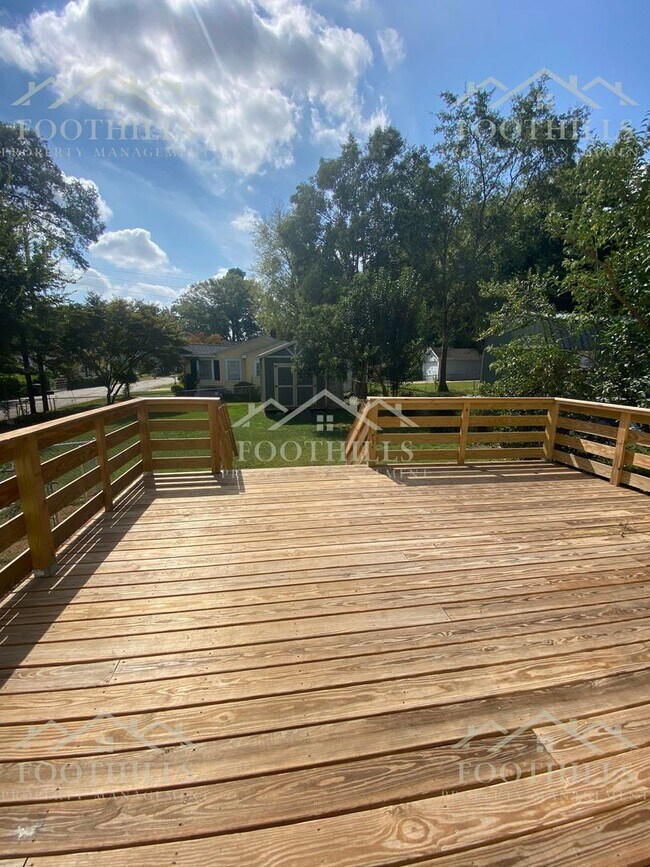 Building Photo - Updated 3 Bedroom Home with Yard, Deck, an...