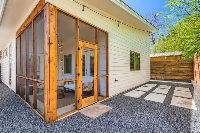 Building Photo - Home for Lease In East Downtown Austin Holly District