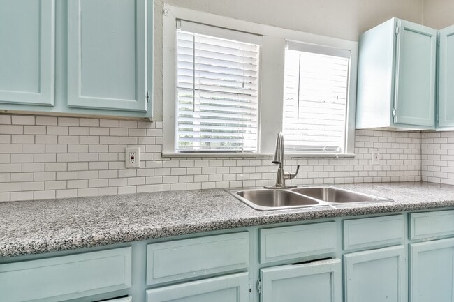 Building Photo - Comfy 3 Bedroom Home Complete Rennovation!...