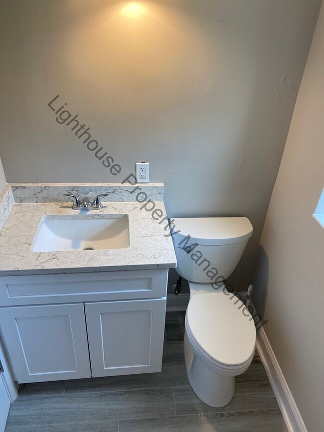 Building Photo - Beautiful 3 Bedroom Home With Fenced Backyard