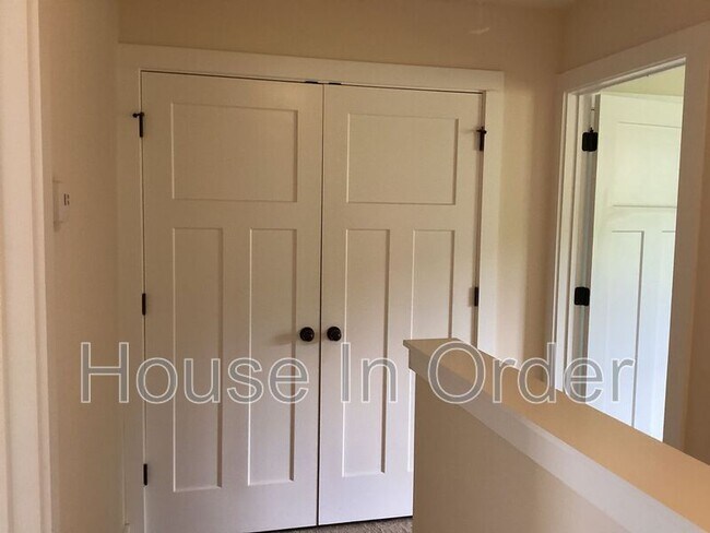Building Photo - 102 Monmouth Way
