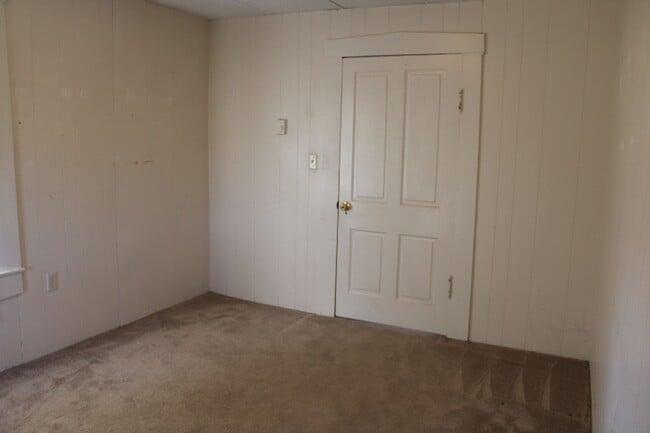 Building Photo - 2 Bedroom Second Floor Apartment