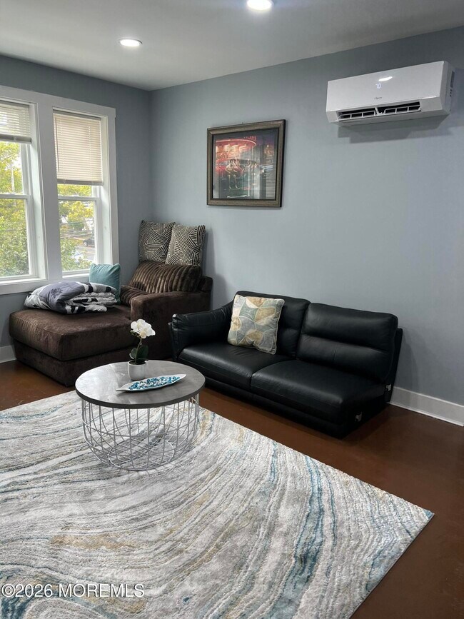 Building Photo - 922 4th Ave