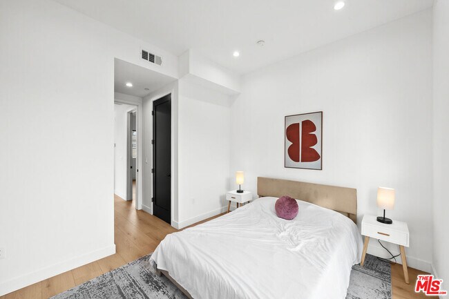 Building Photo - 2324 S Dunsmuir Ave