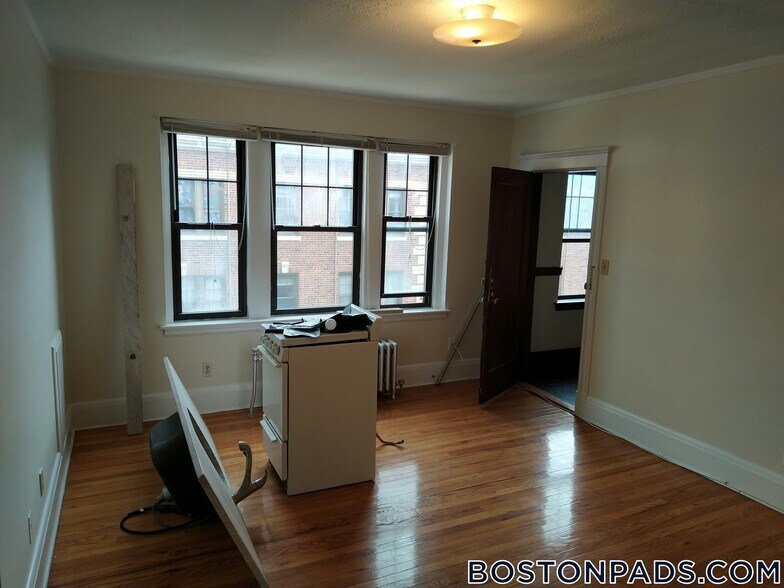 Building Photo - 349 Pleasant St