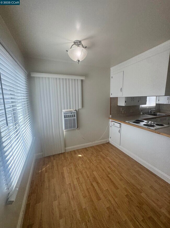 Building Photo - 674 Maud Ave