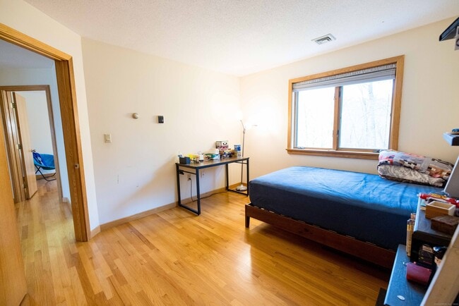 Building Photo - 18 Clifford Ave