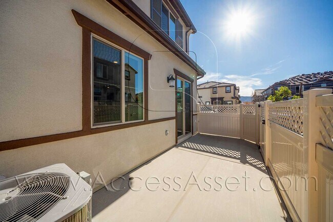 Building Photo - Stylish 2 Bed + 2.5 Bath Townhome in Murrieta