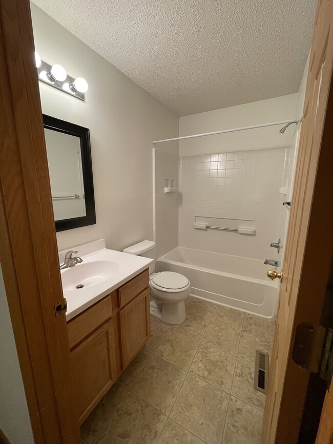 Upper level full bath - 14367 Banyan Ln