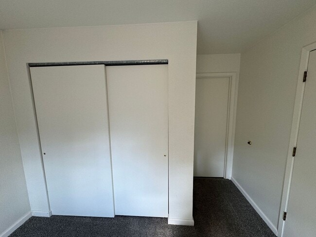 Building Photo - 1 BD, 1 BA Apartment Nestled Back on a Cul-de-Sac