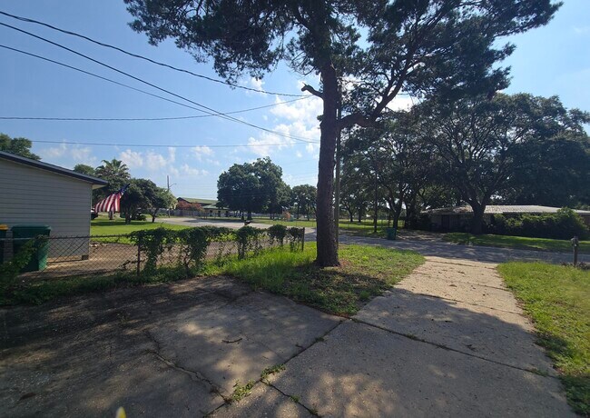 Building Photo - 712 Newport Dr