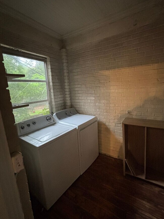 Building Photo - 3 Bed 2 Bath near 5 points