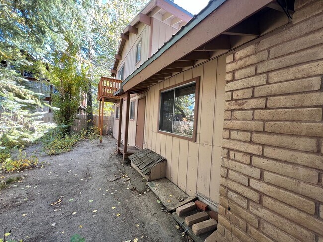 Building Photo - Large furnished 4 bedroom home with 2 car ...