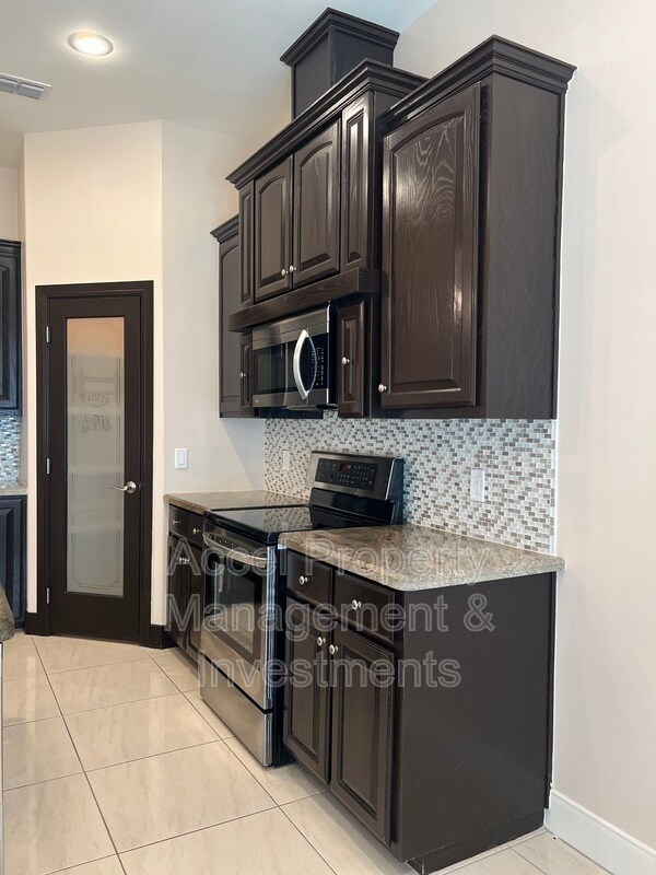 Building Photo - 711 N Abbott Ave