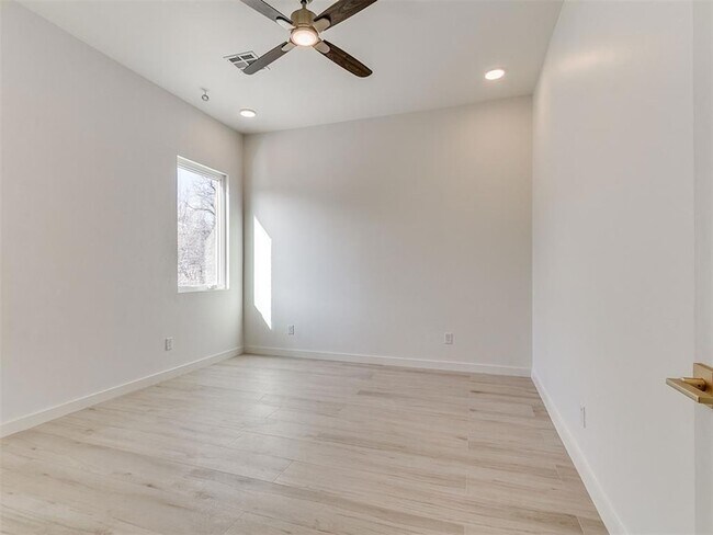 Building Photo - 605 N Idaho Ave