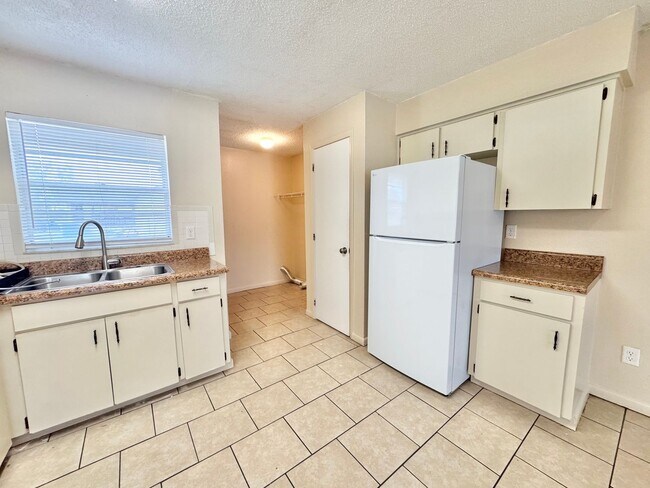 Building Photo - 2538-2540 Elm Ave