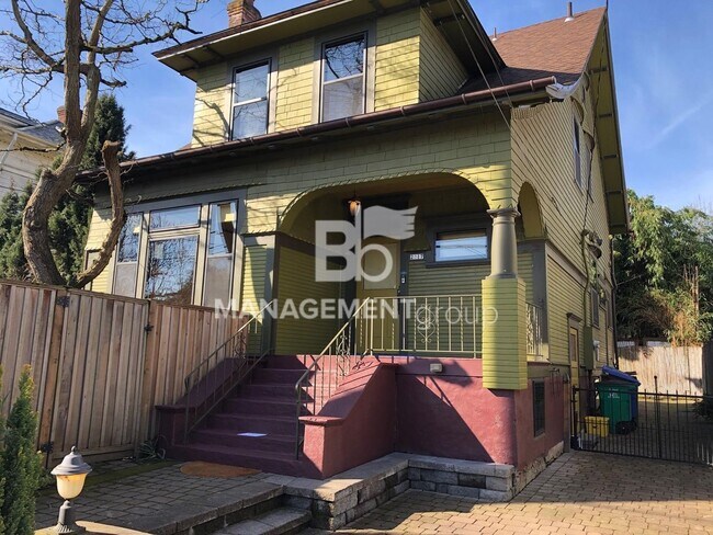 Building Photo - Close-In NE Portland Victorian Offers  Perfect Blend of  Old Charm with Newer Amenities. Lush Pri...