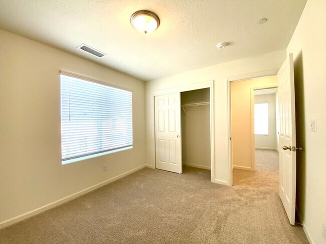 Building Photo - $2,350 Clinton & Armstrong, 4 Bed, Gated Community Pool & Solar - E Riesling Dr, Fresno