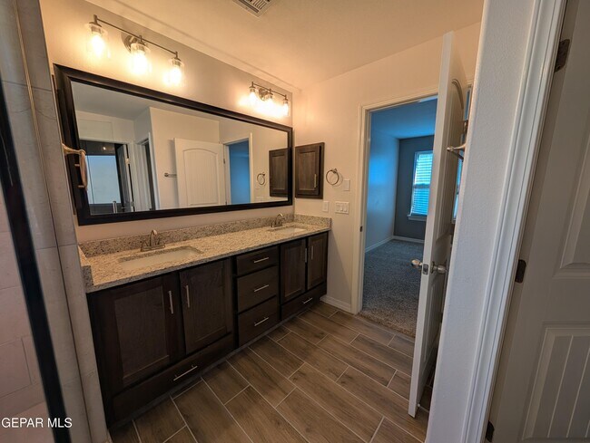 Building Photo - 517 La Entrada Cir