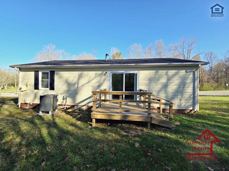 Building Photo - 210 Holly Berry Ln