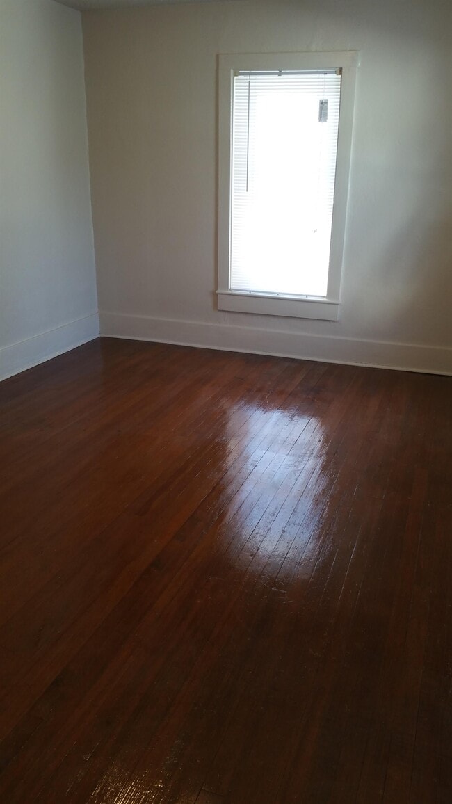 Building Photo - 702 N 6th St